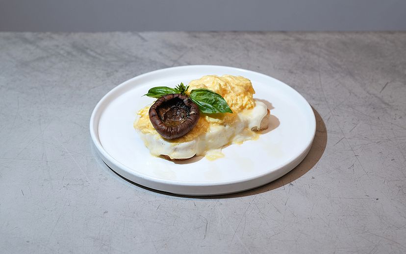 SCRAMBLED EGG ON TOAST WITH MUSHROOM