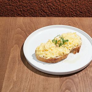 SCRAMBLED EGGS ON TOAST