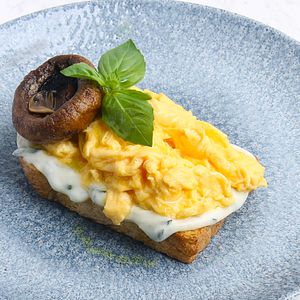SCRAMBLED EGGS ON TOAST W/ MUSHROOM