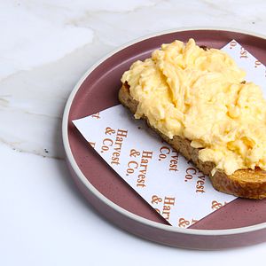 KIDS SCRAMBLED EGGS ON TOAST