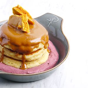 HOTCAKES WITH MACADAMIA PRALINE