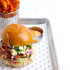 CRISPY CHICKEN BURGER