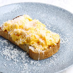 SCRAMBLED EGGS ON TOAST