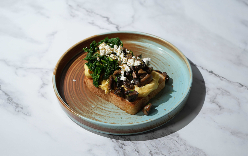 KALE & MUSHROOM SCRAMBLED EGGS