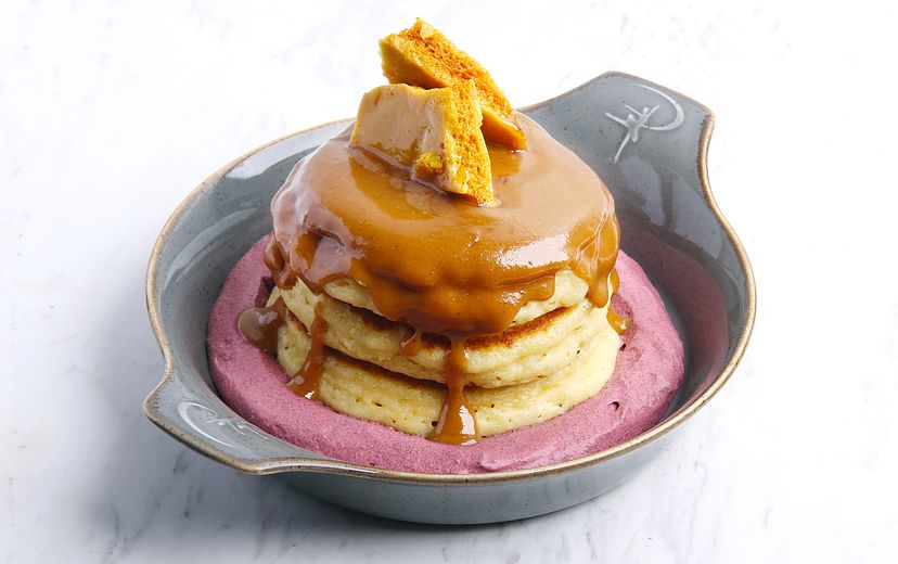 HOTCAKES WITH MACADAMIA PRALINE