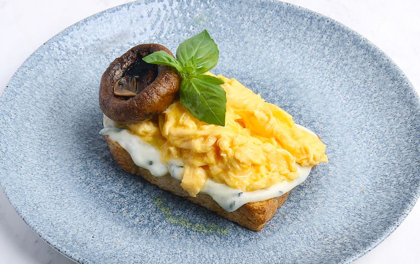 SCRAMBLED EGGS ON TOAST W/ MUSHROOM