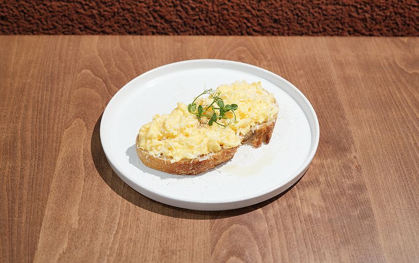 SCRAMBLED EGGS ON TOAST