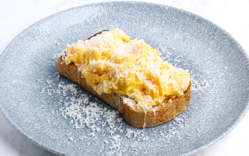 SCRAMBLED EGGS ON TOAST