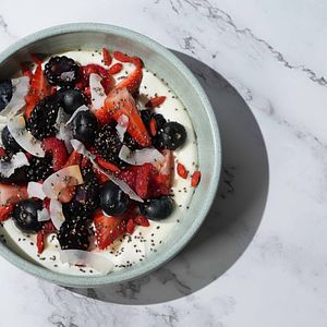 MIXED BERRIES & GREEK YOGHURT BOWL
